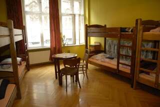 Хостелы Hostel Mleczarnia Вроцлав Кровать в общем 8-местном номере-1