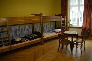 Хостелы Hostel Mleczarnia Вроцлав Кровать в общем 8-местном номере-2