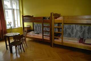 Хостелы Hostel Mleczarnia Вроцлав Кровать в общем 8-местном номере-5