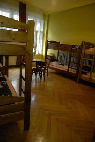 Хостелы Hostel Mleczarnia Вроцлав Кровать в общем 8-местном номере-8