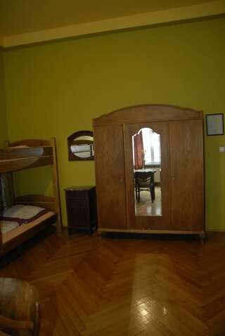 Хостелы Hostel Mleczarnia Вроцлав Кровать в общем 8-местном номере-9